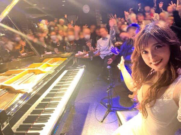 昨日は名古屋ミスターケニーズでピアノソロ。 超満員御礼に感謝でした。今夜は静岡です！