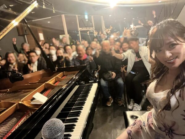昨日は高松「燦庫」にてピアノソロで初出演。超満員で盛り上がることができました。今夜は徳島です。