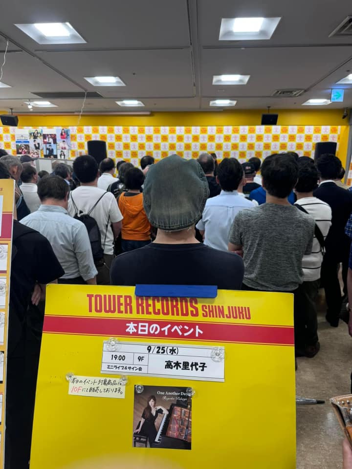 【Photo Gallery】昨日はとうとう、5thアルバム 『One Another Day』の発売日。 タワーレコード新宿店さんにて ニューアルバムレコ発ミニライブ＆サイン会でした。