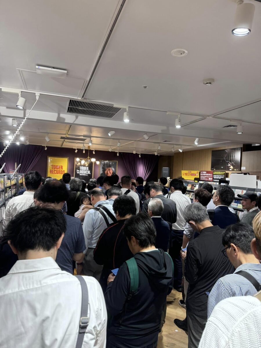 【Photo Gallery】昨日は渋谷タワーレコードでニューアルバム発売記念イベント❣️ 100名以上のお客様にお集まり頂き大盛況でした。