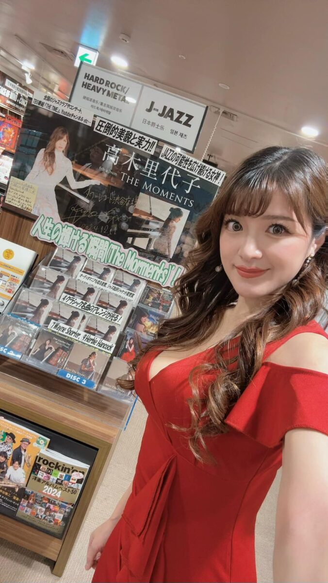 タワーレコード渋谷店さんにて、 ニューアルバム『The Moments』サイン会＆ミニライブでした。