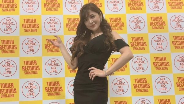 明後日1/8はタワレコ新宿店で サイン会&ミニライブします…❣️