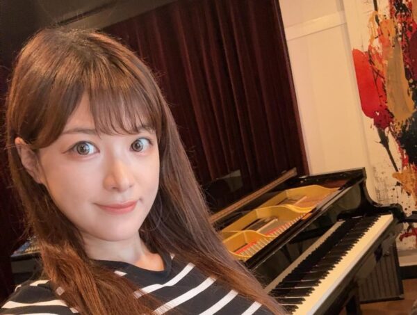 高木里代子 直筆サイン入りチェキ グラビア ピアニスト （ニュー