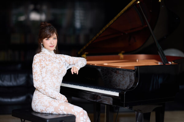 高木里代子Official Photo