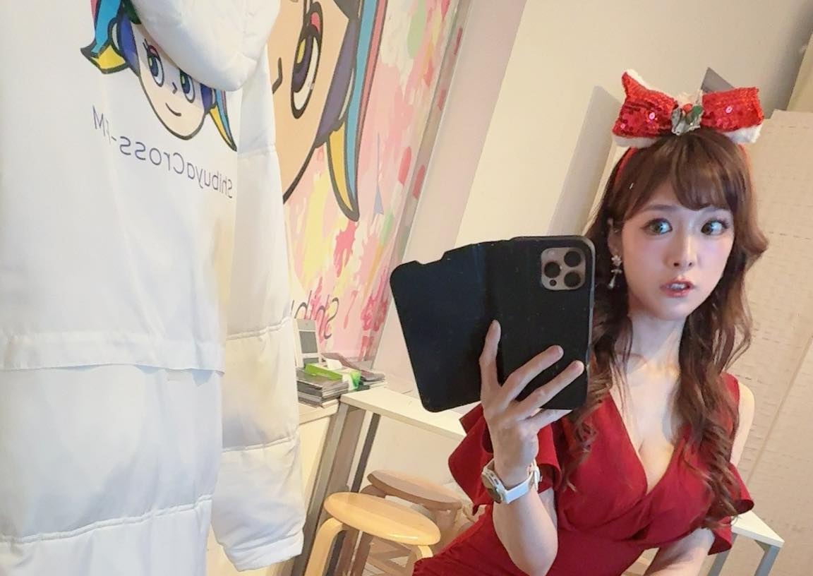 クロスFMをご覧くださった皆さま、 ありがとうございました♡ さて、この後はわたしの自宅スタジオから ファンクラブ向けに生ライブ配信しちゃいますっ。