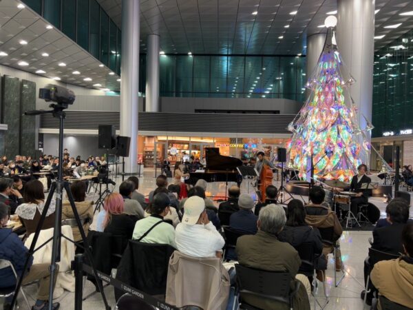 六本木グランドタワー駅前広場にて クリスマスJAZZコンサート。